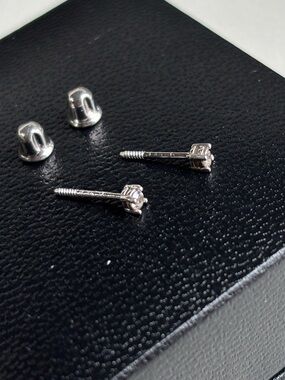 Sterling Silver Screw-Back Solitaire Stud Earrings
